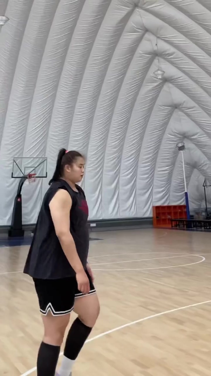 嚯，好魁梧！大寶貝劉禹彤背打你，你能頂住嗎？