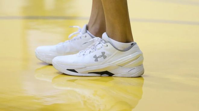 一年怒虧2個億，庫里和安德瑪的“孽緣”